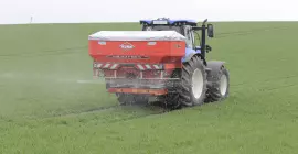 Epandeur à engrais AXIS 50.2 H-EMC-W ISOBUS en action