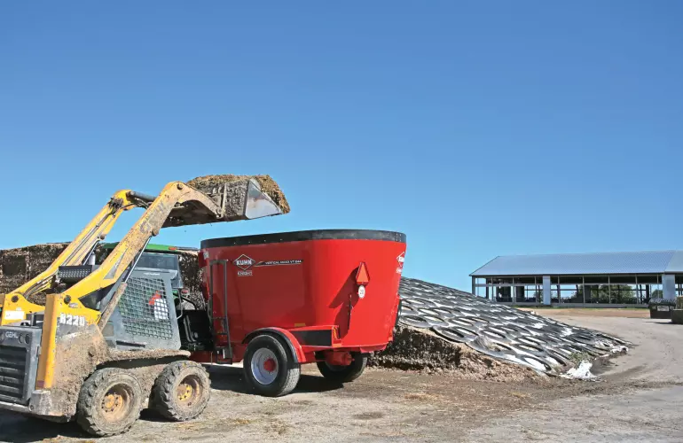 KUHN KNIGHT　ツナギ KUHN Knight VT 200 Series Vertical Maxx® Twin-Auger Mixers | KUHN