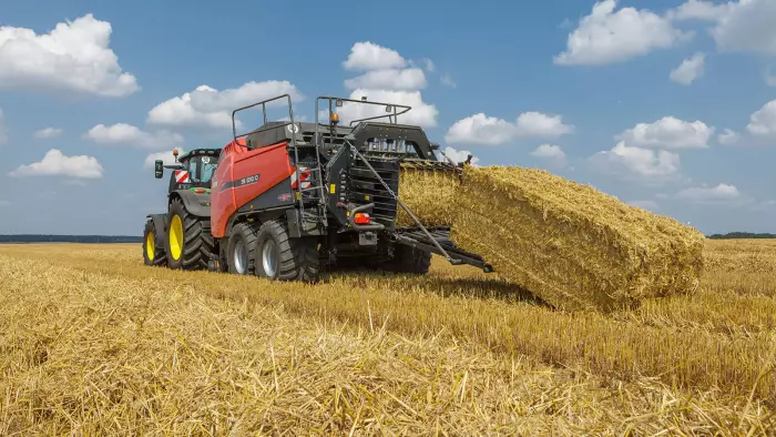 SB 1290 iD на тюкуванні соломи