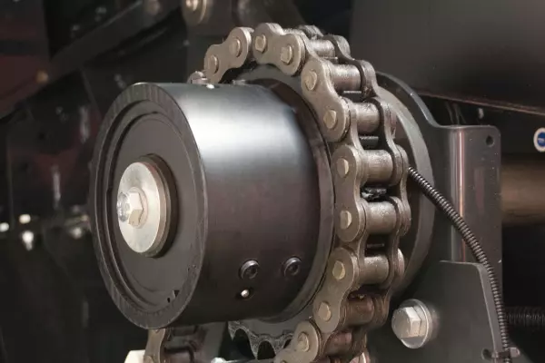 All main intake components of the KUHN large square balers are fitted with a cam-type clutch.