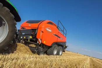 With a pick-up width of 230 cm, the baler is capable of working in all swaths