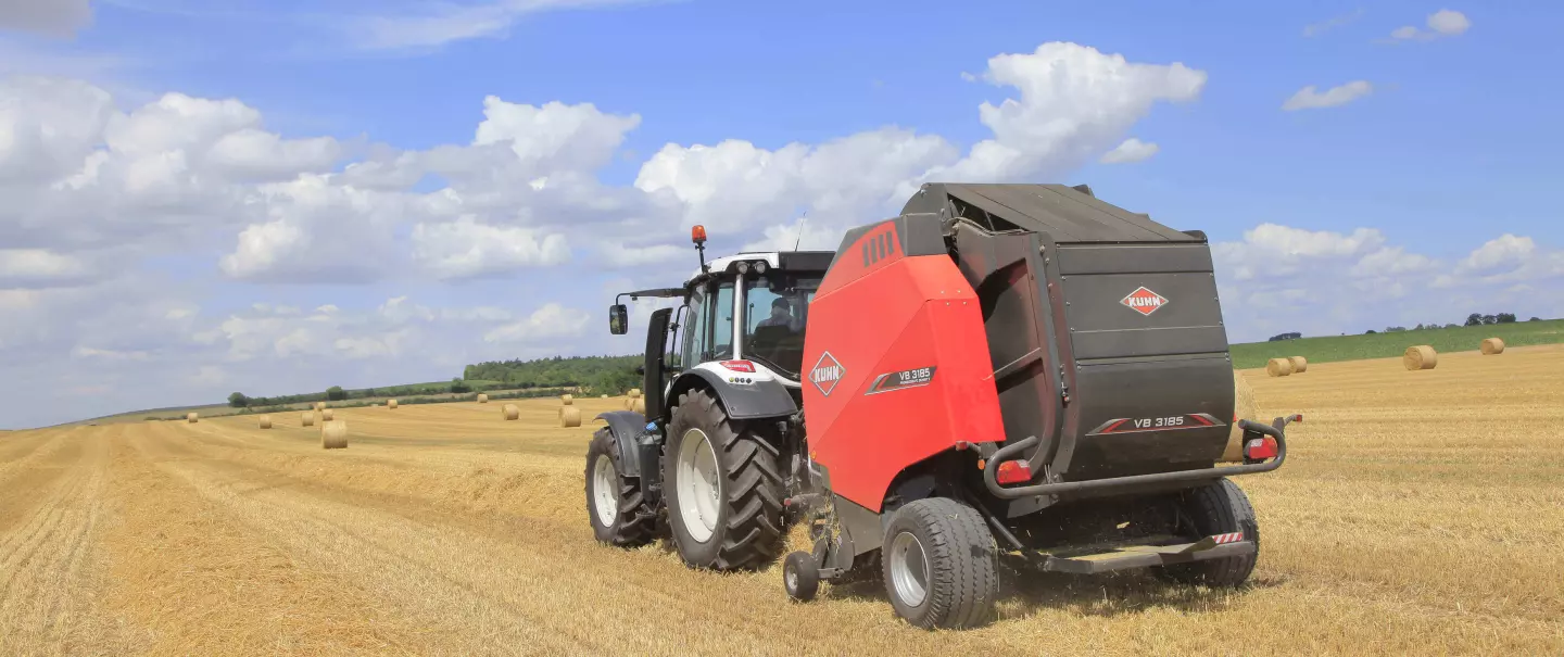 VB 3185 baler working in the field, baling straw