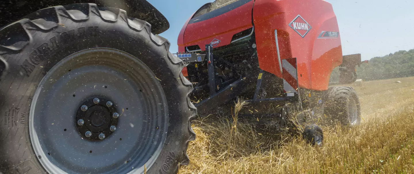 VB 3185 baler working in the field, baling straw