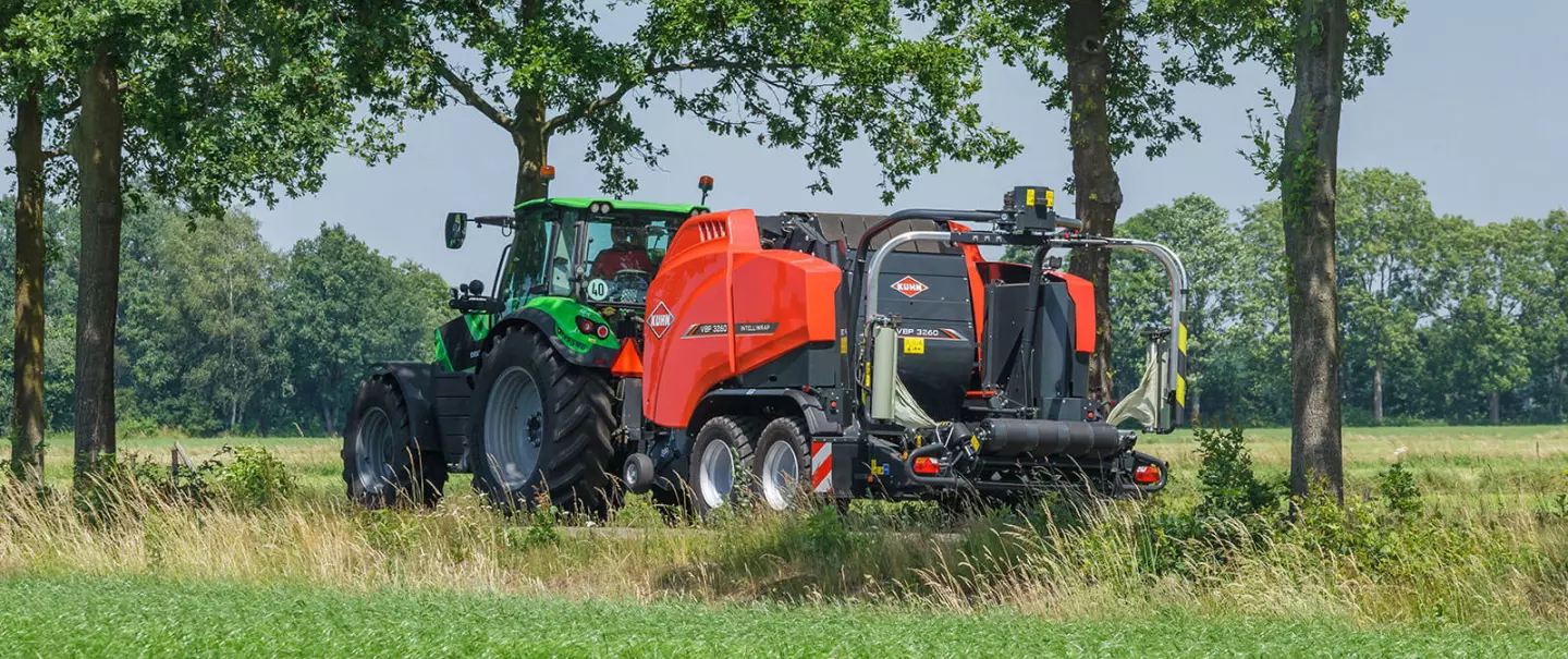 La empacadora-encintadora combinada VBP 3260 de KUHN en la carretera