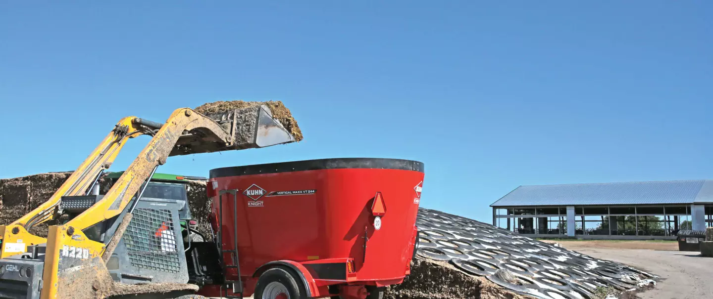 KUHN KNIGHT　ツナギ KUHN Knight VT 200 Series Vertical Maxx® Twin-Auger Mixers | KUHN